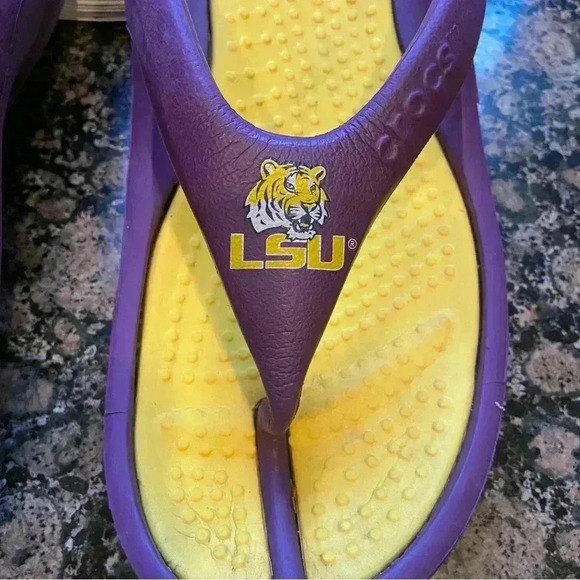 Crocs LSU Tigers Men’s 7 Women’s 9 Purple Yellow Flip Flop Thong Sandals Shoes - Picture 12 of 13